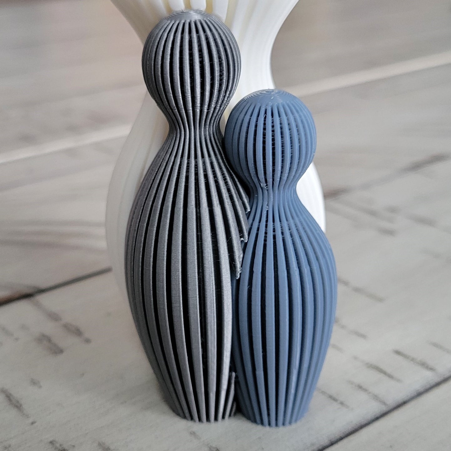 Znet3D Modern Mother and Children Decorative Sculpture, White, Grey & Blue Ribbed Design, Contemporary Art Figurine